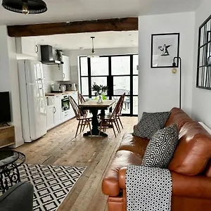  Holiday home Stunning 3 Bedroom & 2 Bathroom With Patio