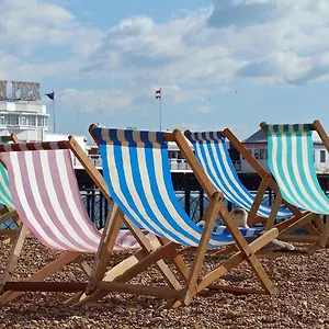  Holiday home Beachside Retreat 2-bedroom Gem With Free Private Parking & Outdoor Space