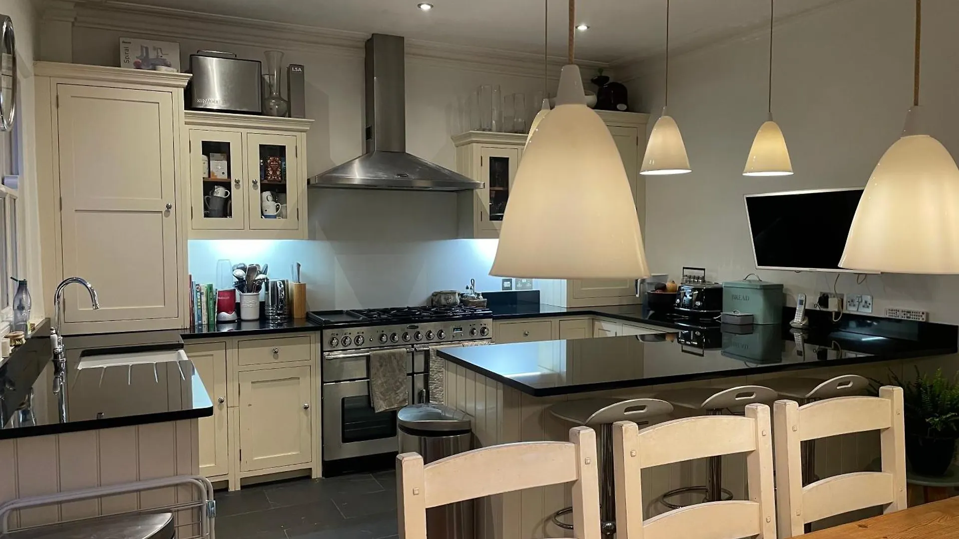 3 Bed Home Sleeps 6 Free Parking Brighton